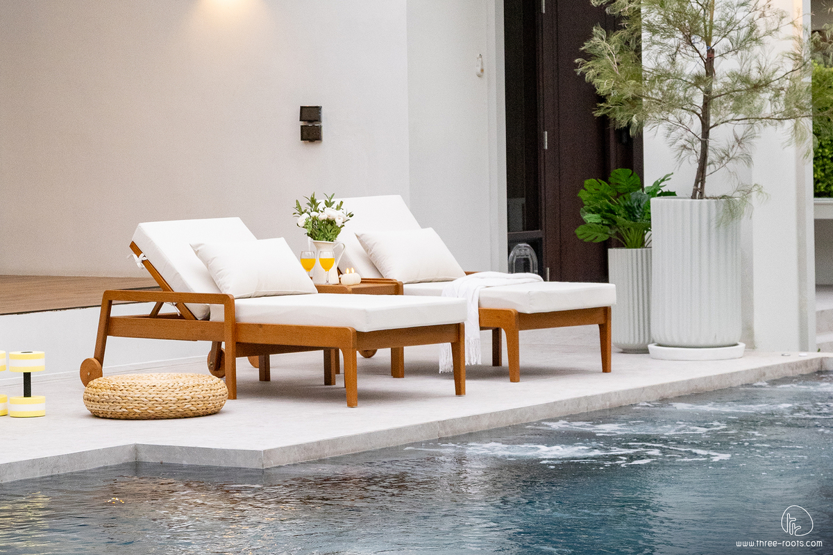 มุมนั่งพักผ่อนริมพระ
สระว่ายน้ำที่ต่อเนื่องกับตัวบ้าน
Pool bed นั่งพักผ่อนในสวน
สวนที่เชื่อมต่อกับบ้าน
บริษัทออกแบบสวน ทรีรูท