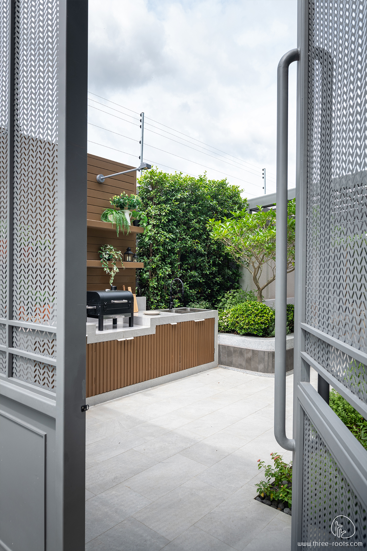 ประตูกำแพง ที่ทำหน้าที่แบ่งโซนพื้นที่การใช้งานอย่างชัดเจน วัสดุเป็นแบบไม่โปร่ง อากาศพัดผ่านได้
ออกแบบครัวนอก
จัดสวนพื้นที่พักผ่อน
ทรีรูท