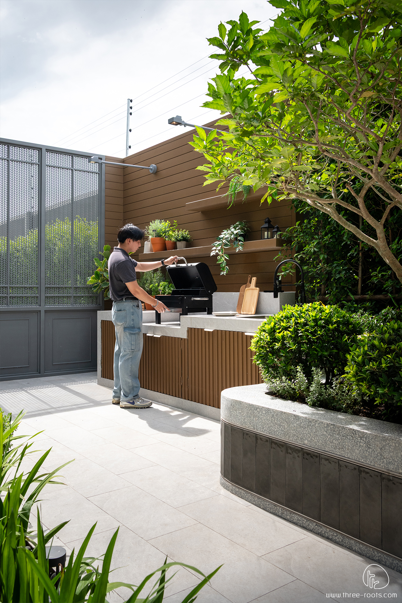 ออกแบบสวน จัดสวน ครบวงจร
ออกแบบพื้นที่ปาร์ตี้ ปิ้งย่าง BBQ สำหรับครอบครัวในพื้นที่สวนที่เป็นส่วนตัว 
มีเคาน์เตอร์บาร์ ที่่ถูกออกแบบให้มีฟังก์ชั่นการใช้งานที่ครบแลพหลากหลาย
บริษัทจัดสวน ทรีรูท