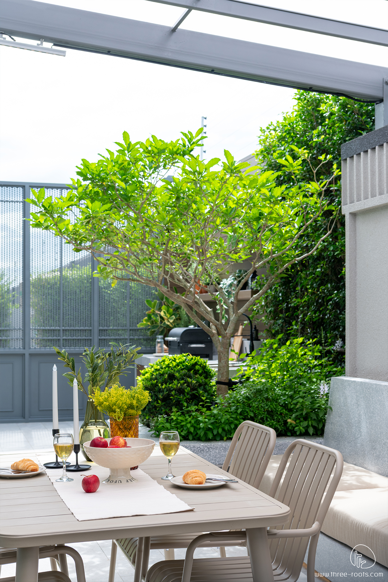 พื้นที่นั่งพักผ่อน หรือเปลี่ยนเป็นพื้นที่นั่งทานอาหารสำหรับครอบครัวก็สามารถทำได้ 
ด้วยการออกแบบที่ลงตัวสามารถใช้งานได้อย่างหลากหลาย
จัดสวนรับวงจร ทรีรูท