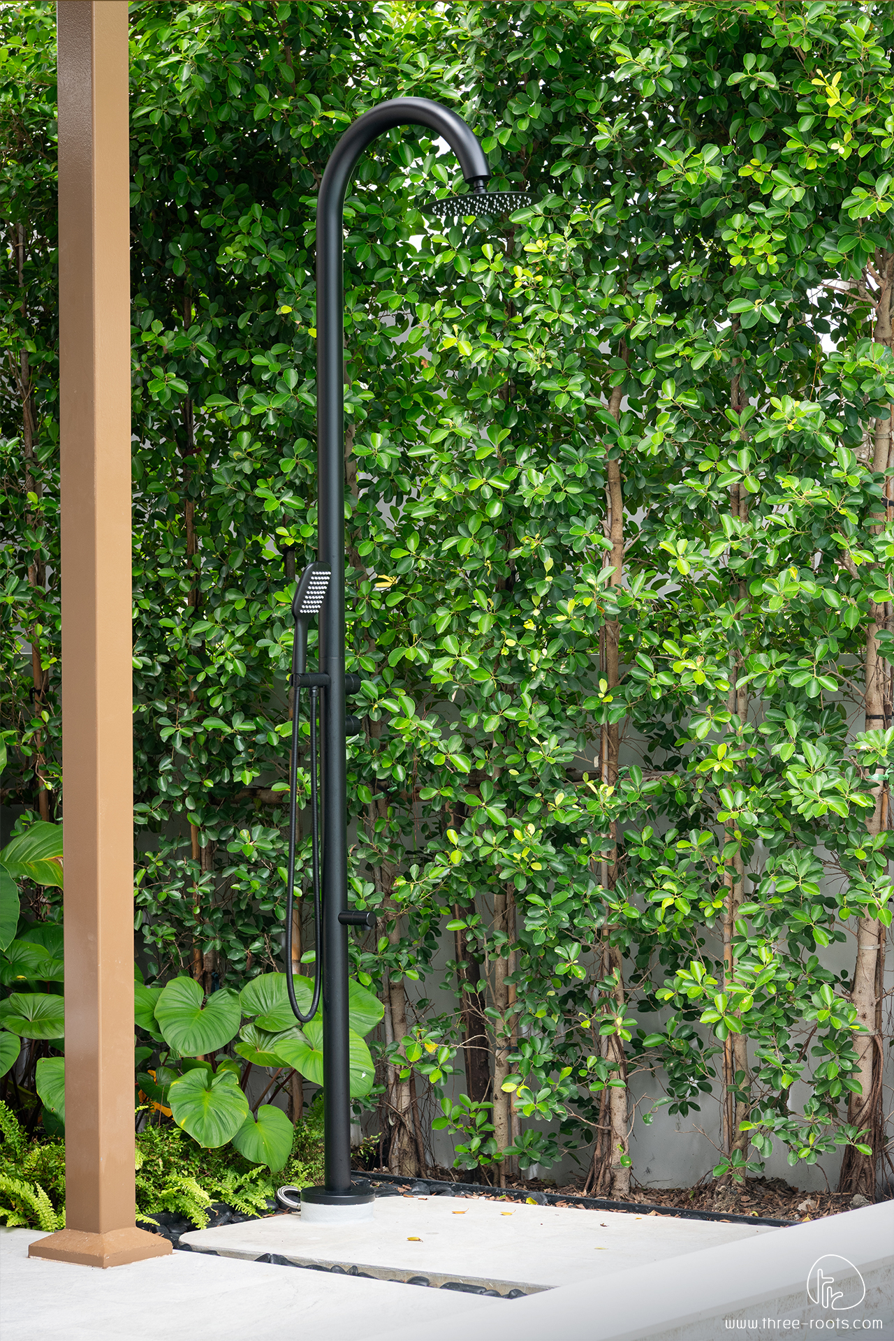 ออกแบบสวน ให้มีฝักบัวล้างตัวที่อยู่ในพื้นที่ระหว่าศาลา และสระว่ายน้ำ ทำให้ใช้งานได้อย่างสะดวก
บริษัทออกแบบสวน จัดสวน ทรีรูท