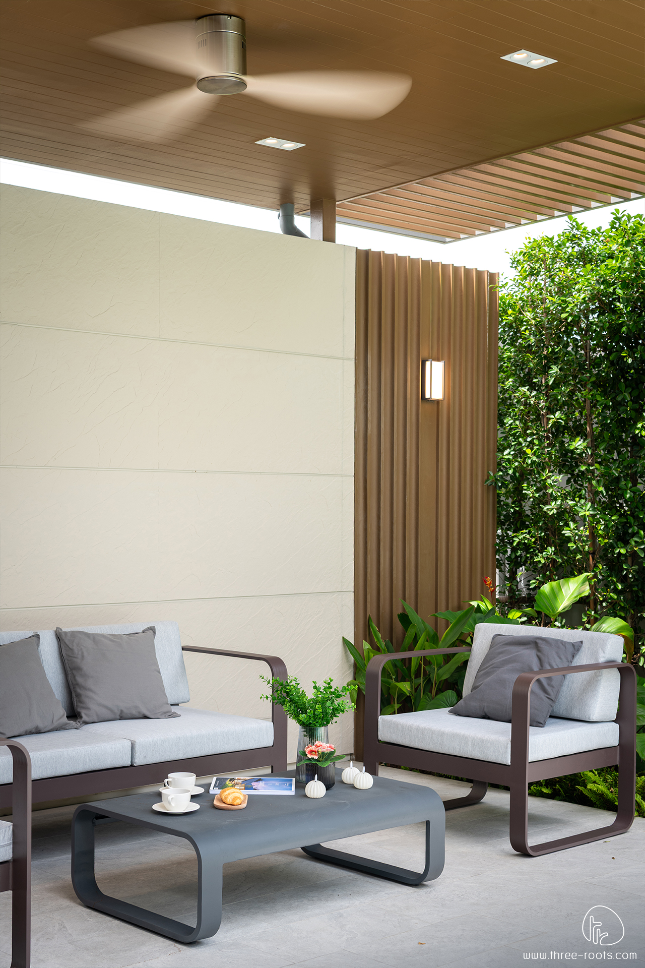 ออกแบบสวน จัดสวน ครบวงจร
ศาลาในสวนที่ใช้โทนสีที่ดูอบอุ่น มีความเปิดโล่งให้ลมพัดผ่านได้ 
เสริมพรรณไม้ข้างศาลาให้ดูยังมีความเขียวของธรรมชาติที่เข้ามาแทรกให้พื้นที่ดูผ่อนคลาย
ออกแบบสวนโดย ๓มิสถาปนิกวิชาชีพ ทรีรูท