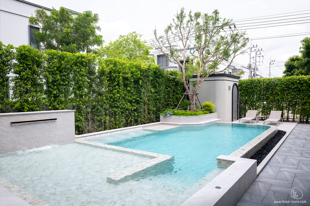 ออกแบบสวน จัดสวน ครบวงจร
มุมสวนหน้าบ้านที่ออกแบบให้เป็นพื้นที่สำหรับสระว่ายน้ำที่ต่อเนื่องกับศาลา 
ปลายสุดของสระเป็นมุมนั่งเอนกายพักผ่อน pool bed 
ทรีรูท บริษัทออกแบบสวน